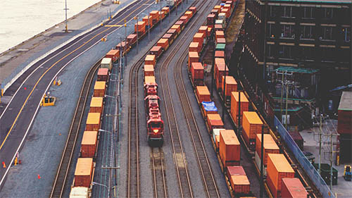 Vía férrea intermodal llena de vagones de tren.