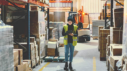 Persona que toma inventario en almacén
