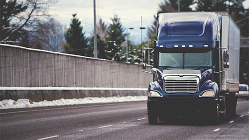 Semi camión en carretera